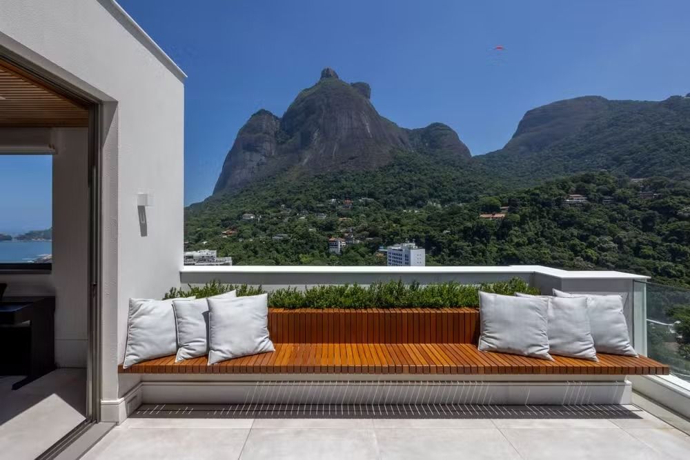 Cobertura Duplex com Vista Total para o Mar — Copacabana